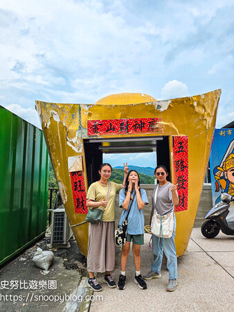 ▲▼全台唯一元寶造型咖啡廳、紅色愛心月老廟。(圖/部落客史努比提供)