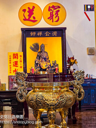 ▲▼全台唯一元寶造型咖啡廳、紅色愛心月老廟。(圖/部落客史努比提供)