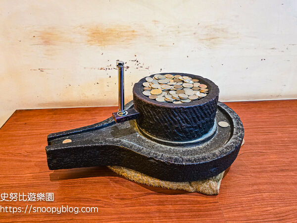 ▲▼全台唯一元寶造型咖啡廳、紅色愛心月老廟。(圖/部落客史努比提供)