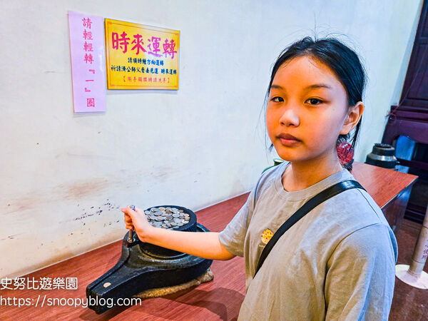 ▲▼全台唯一元寶造型咖啡廳、紅色愛心月老廟。(圖/部落客史努比提供)