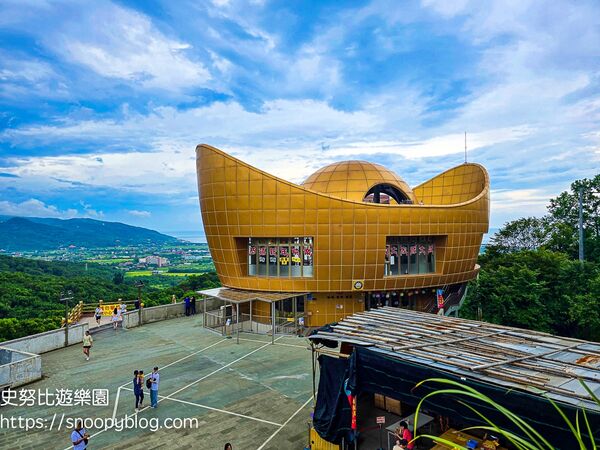 ▲▼全台唯一元寶造型咖啡廳、紅色愛心月老廟。(圖/部落客史努比提供)