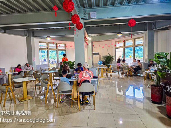 ▲▼全台唯一元寶造型咖啡廳、紅色愛心月老廟。(圖/部落客史努比提供)