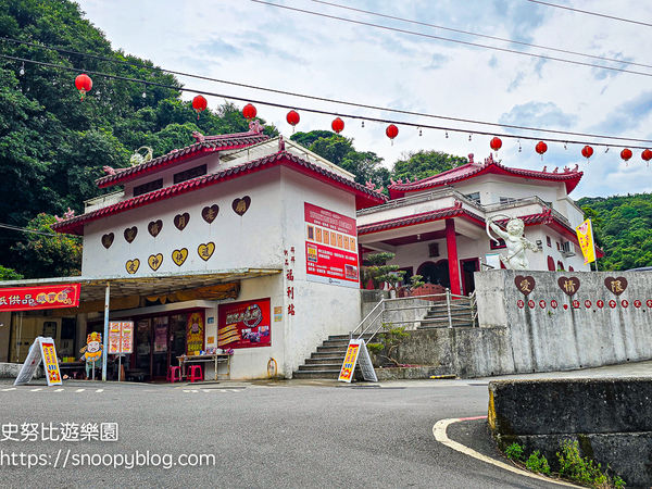 ▲▼全台唯一元寶造型咖啡廳、紅色愛心月老廟。(圖/部落客史努比提供)