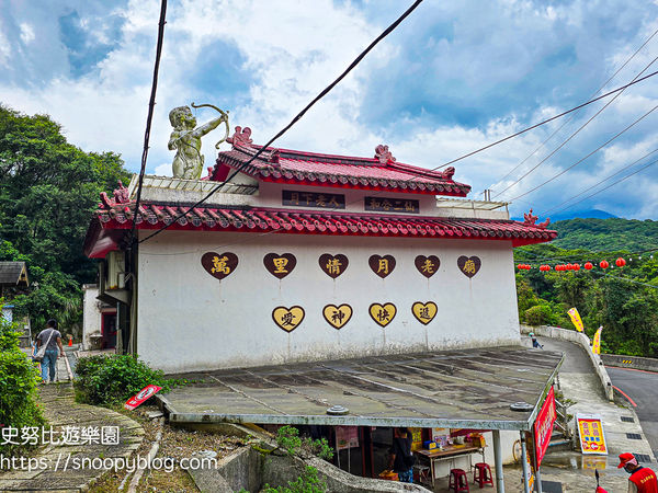 ▲▼全台唯一元寶造型咖啡廳、紅色愛心月老廟。(圖/部落客史努比提供)