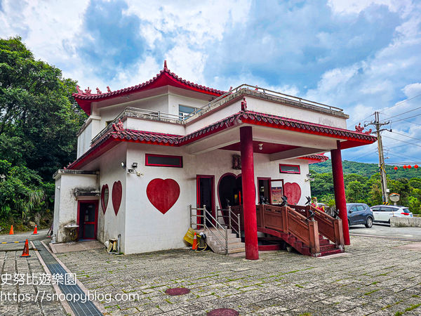 ▲▼全台唯一元寶造型咖啡廳、紅色愛心月老廟。(圖/部落客史努比提供)
