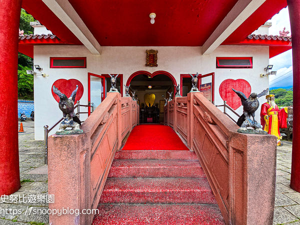 ▲▼全台唯一元寶造型咖啡廳、紅色愛心月老廟。(圖/部落客史努比提供)