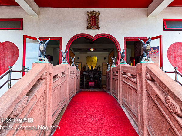 ▲▼全台唯一元寶造型咖啡廳、紅色愛心月老廟。(圖/部落客史努比提供)