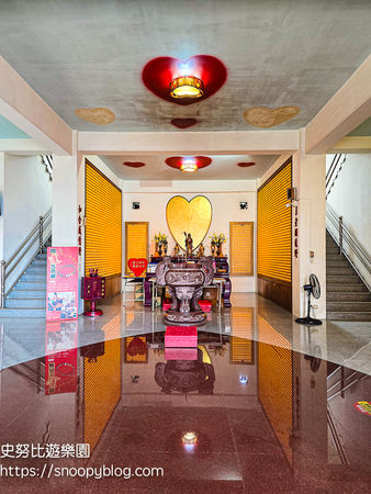 ▲▼全台唯一元寶造型咖啡廳、紅色愛心月老廟。(圖/部落客史努比提供)