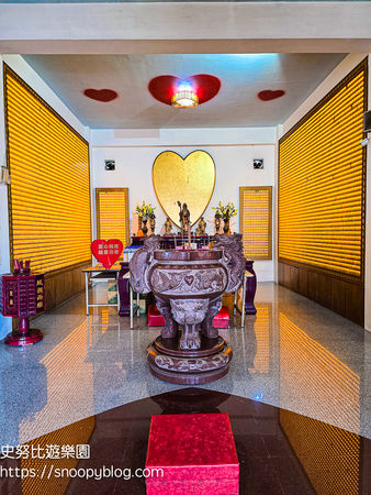 ▲▼全台唯一元寶造型咖啡廳、紅色愛心月老廟。(圖/部落客史努比提供)