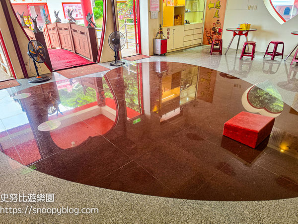 ▲▼全台唯一元寶造型咖啡廳、紅色愛心月老廟。(圖/部落客史努比提供)