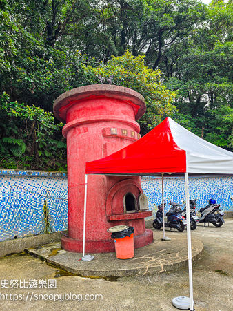 ▲▼全台唯一元寶造型咖啡廳、紅色愛心月老廟。(圖/部落客史努比提供)