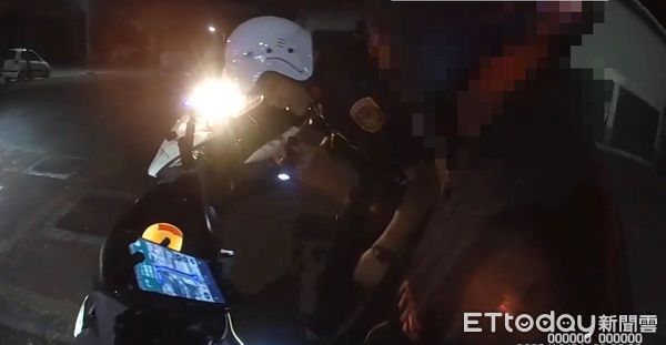 ▲男子騎贓車因未繫上安全帽扣帶遭員警攔查,車上帶著一袋光復災區生活物資。(圖/吉安警分局提供,下同)