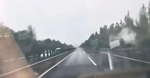 ▲▼陸女駕駛被甩到空中。(圖/翻攝華商報大風新聞)