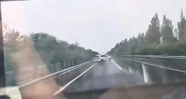 ▲▼陸女駕駛被甩到空中。(圖/翻攝華商報大風新聞)