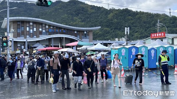 ▲▼ 中秋收假「鏟子超人」回家了!車站現送暖人潮,月餅、刮痧謝英雄。(圖/記者陳宏瑞攝)