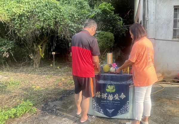 ▲中年男子失蹤14月在自家果園成枯骨,快樂天堂基金會助喪葬事宜。(圖/縣議員張雪如提供)