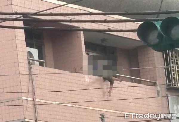 ▲▼孩童於住家圍欄外用餐情形。(圖/網友pinxuan_0326_授權使用)