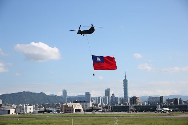 ▲▼國慶預演「雷虎小組」壓軸 5架勇鷹噴煙飛越掀高潮。(圖/台北松山機場)