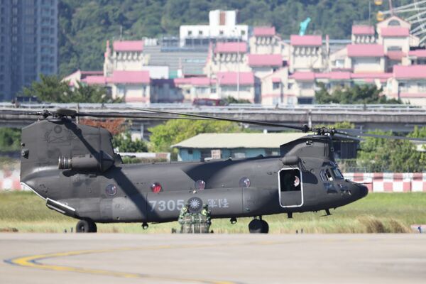 ▲▼國慶預演「雷虎小組」壓軸 5架勇鷹噴煙飛越掀高潮。(圖/台北松山機場)