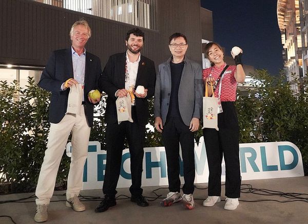 ▲TECH WORLD館今晚感恩之夜舉辦撥柚子大賽,前三名頒發台灣伴手禮。(圖/貿協提供)