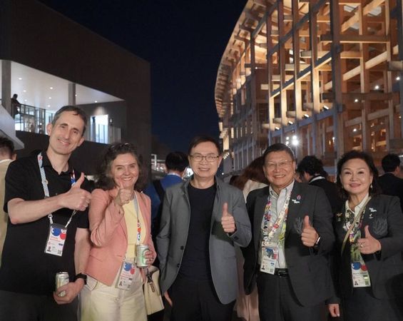 ▲TECH WORLD館名譽會長黃志芳James(中)、館長邱揮立(右2)、張如蕙主任(右1)與澳洲館代表合影。(圖/貿協提供)