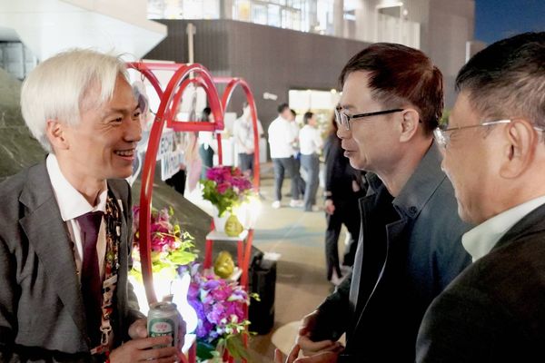 ▲TECH WORLD館名譽會長黃志芳與日本館館長交流。(圖/貿協提供)