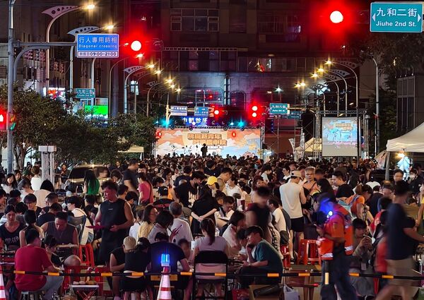 ▲▼中壢萬人封街烤肉邁入第23年 張市長祝市民中秋佳節愉快。(圖/翻攝自我是內壢人)