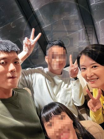 王鴻薇(右一)助理張凱維(左一)跟謝幸恩交情匪淺,謝曾多次提供跟監照給張,再由王召開爆料記者會。(翻攝張凱維臉書)