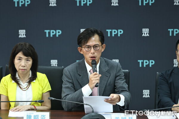 ▲民眾黨主席黃國昌主持「苛扣軍警消權益 卓榮泰違法濫紀」記者會。(圖/記者林敬旻攝)