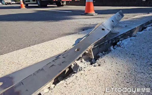 ▲角鋼伸縮縫損壞翹起,導致約30輛車受損。(圖/記者郭世賢翻攝)