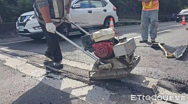 ▲角鋼伸縮縫損壞翹起,導致約30輛車受損。(圖/記者郭世賢翻攝)