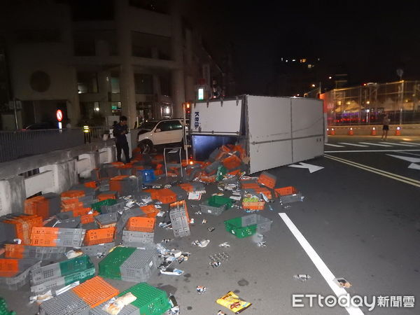 ▲▼台中物流車深夜被小客車撞翻,造成4人受傷,酒駕男酒測值0.51MG/L。(圖/民眾提供,下同)