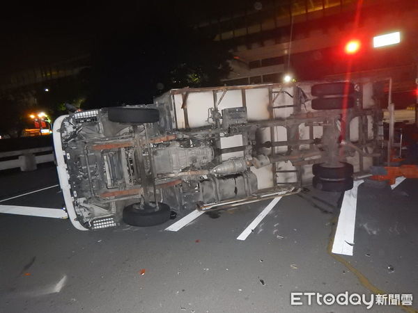 ▲▼台中物流車深夜被小客車撞翻,造成4人受傷,酒駕男酒測值0.51MG/L。(圖/民眾提供,下同)