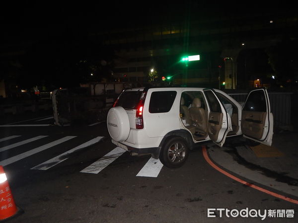 ▲▼台中物流車深夜被小客車撞翻,造成4人受傷,酒駕男酒測值0.51MG/L。(圖/民眾提供,下同)