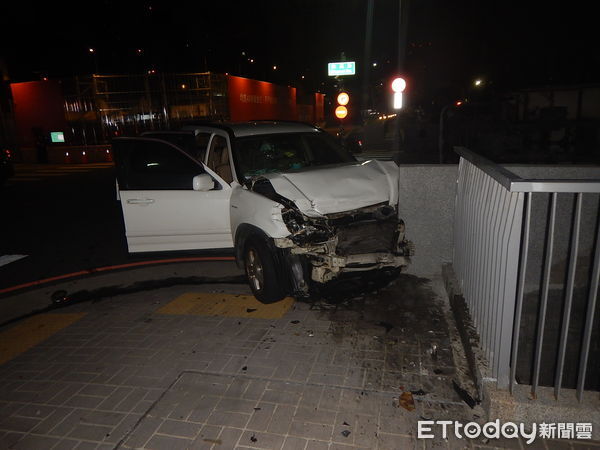 ▲▼台中物流車深夜被小客車撞翻,造成4人受傷,酒駕男酒測值0.51MG/L。(圖/民眾提供,下同)