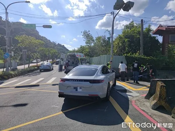 ▲新北市石碇區死亡車禍,保時捷右轉碰撞機車,釀1死1傷。(圖/記者陸運陞翻攝,下同)