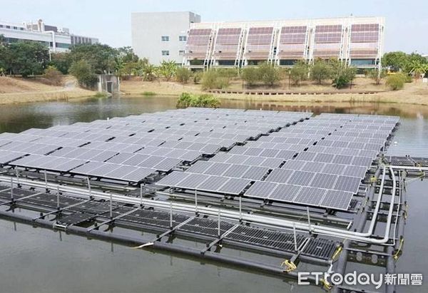 ▲水面型太陽能設備面板與水面保持距離,材質經國際檢測合格,公部門強調不會汙染水質。(圖/記者林東良翻攝,下同)