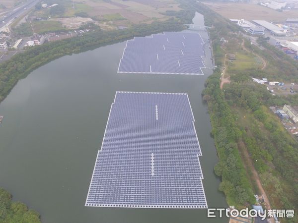▲水面型太陽能設備面板與水面保持距離,材質經國際檢測合格,公部門強調不會汙染水質。(圖/記者林東良翻攝,下同)