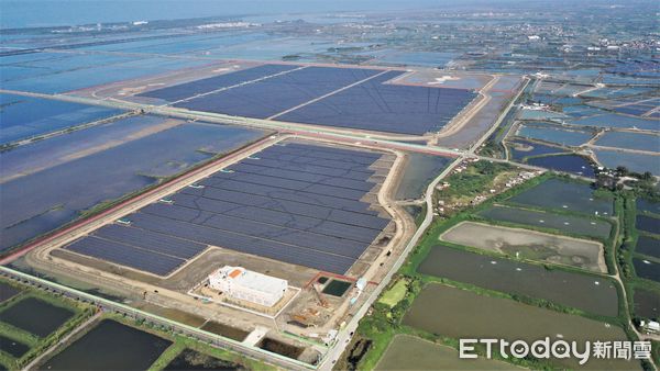 ▲水面型太陽能設備面板與水面保持距離,材質經國際檢測合格,公部門強調不會汙染水質。(圖/記者林東良翻攝,下同)