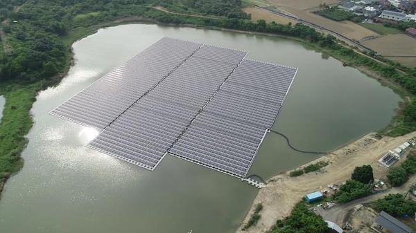 ▲台南烏山頭水庫水面鋪設浮動式太陽光電板,引發居民質疑影響水質與景觀。(翻攝自維基百科)