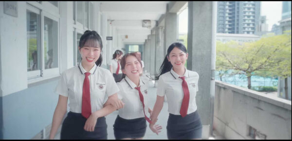 9月樂天女孩推出2025年度單曲〈夢想特急件〉,MV中再度見到Dora(中)的身影。(圖/翻攝自Rakuten GirlsYT)