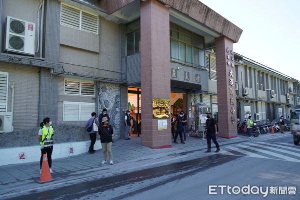 ▲提早到校的學生2手空空等待上課。(圖/民眾提供,下同)