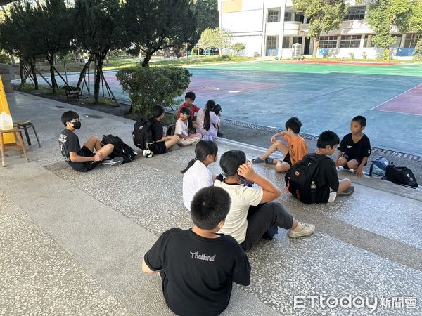 ▲提早到校的學生2手空空等待上課。(圖/民眾提供,下同)