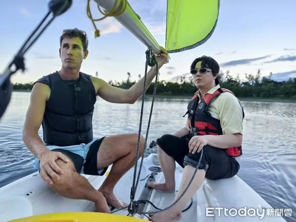 ▲蕭煌奇台東活水湖玩風帆船。(圖/記者楊晨東翻攝)