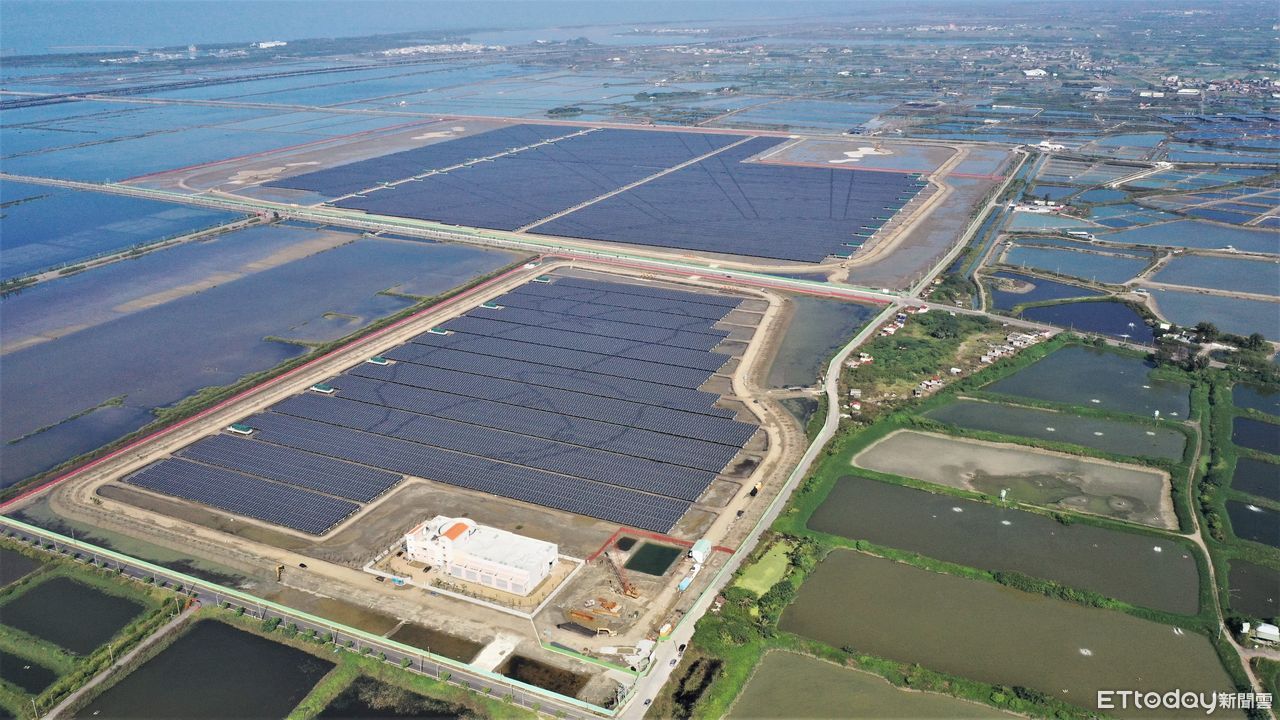 ▲水面型太陽能設備面板與水面保持距離,材質經國際檢測合格,公部門強調不會汙染水質。(圖/記者林東良翻攝,下同)