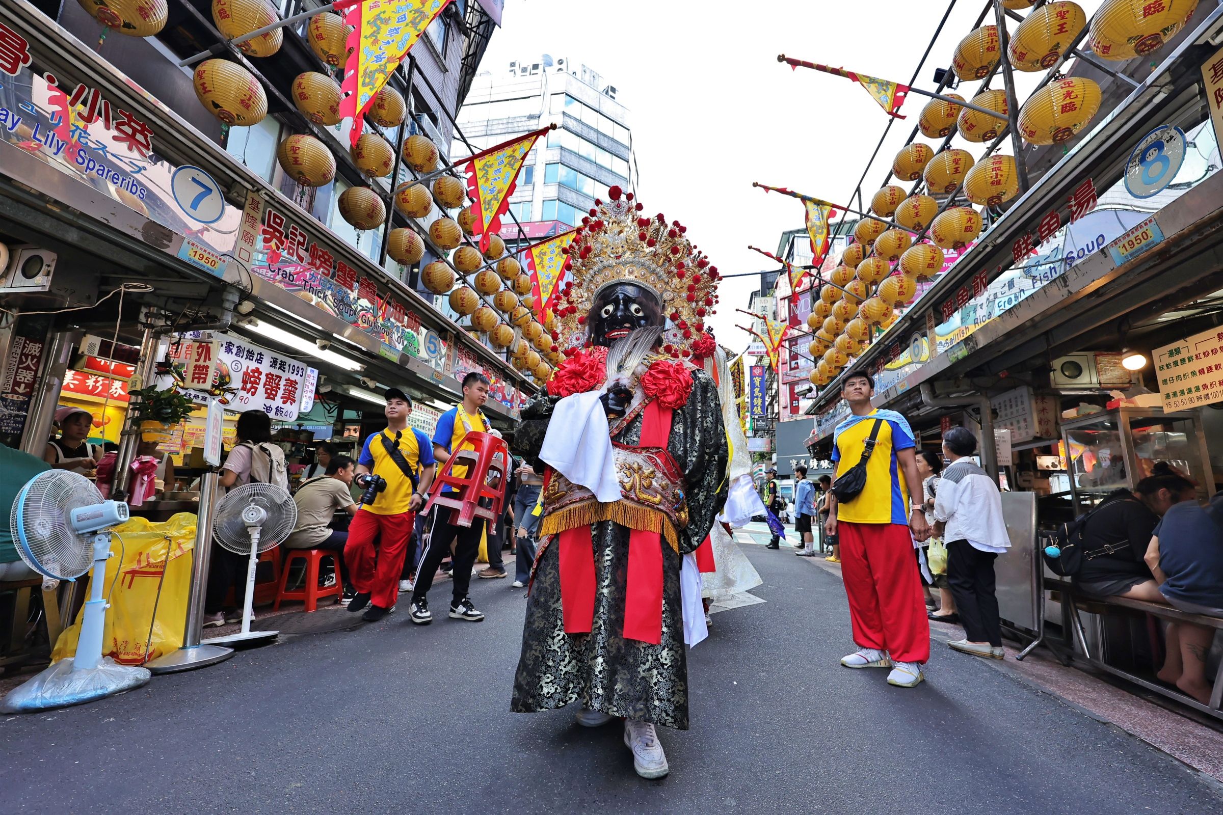 ▲雞籠城隍文化祭日巡遶境祈福 邱佩琳發鹹光餅送平安。(圖/記者郭世賢翻攝)