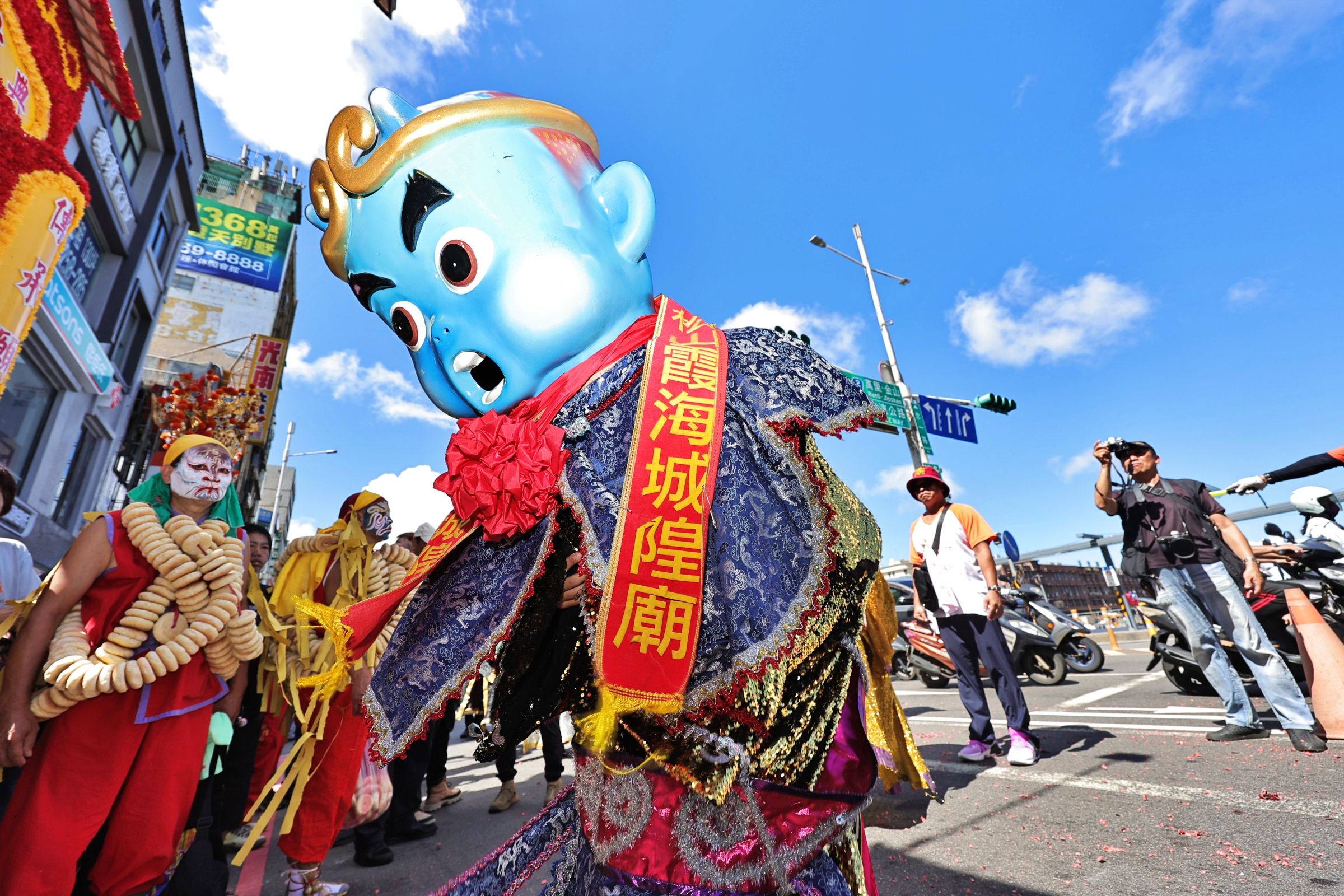 ▲雞籠城隍文化祭日巡遶境祈福 邱佩琳發鹹光餅送平安。(圖/記者郭世賢翻攝)