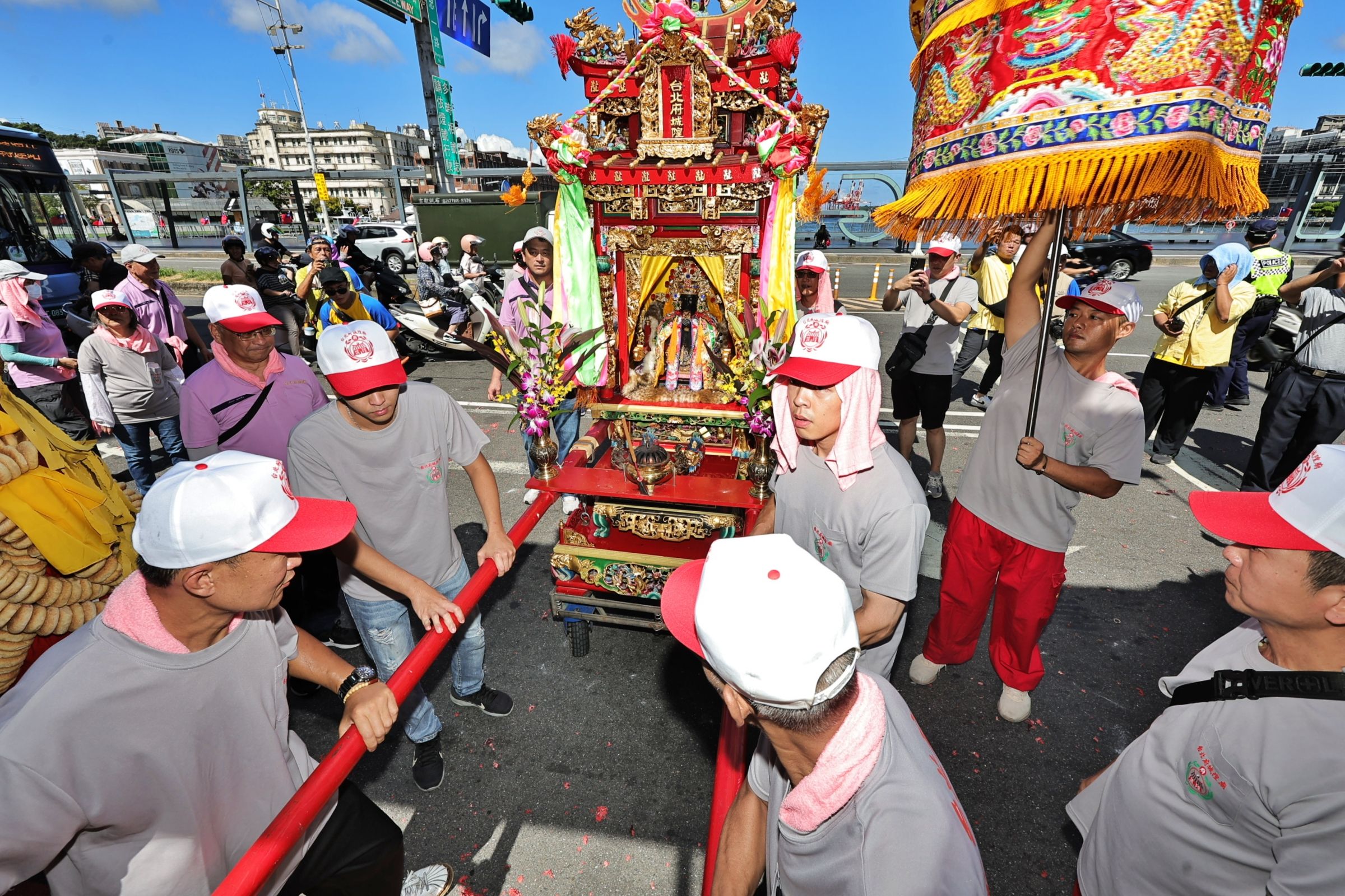 ▲雞籠城隍文化祭日巡遶境祈福 邱佩琳發鹹光餅送平安。(圖/記者郭世賢翻攝)