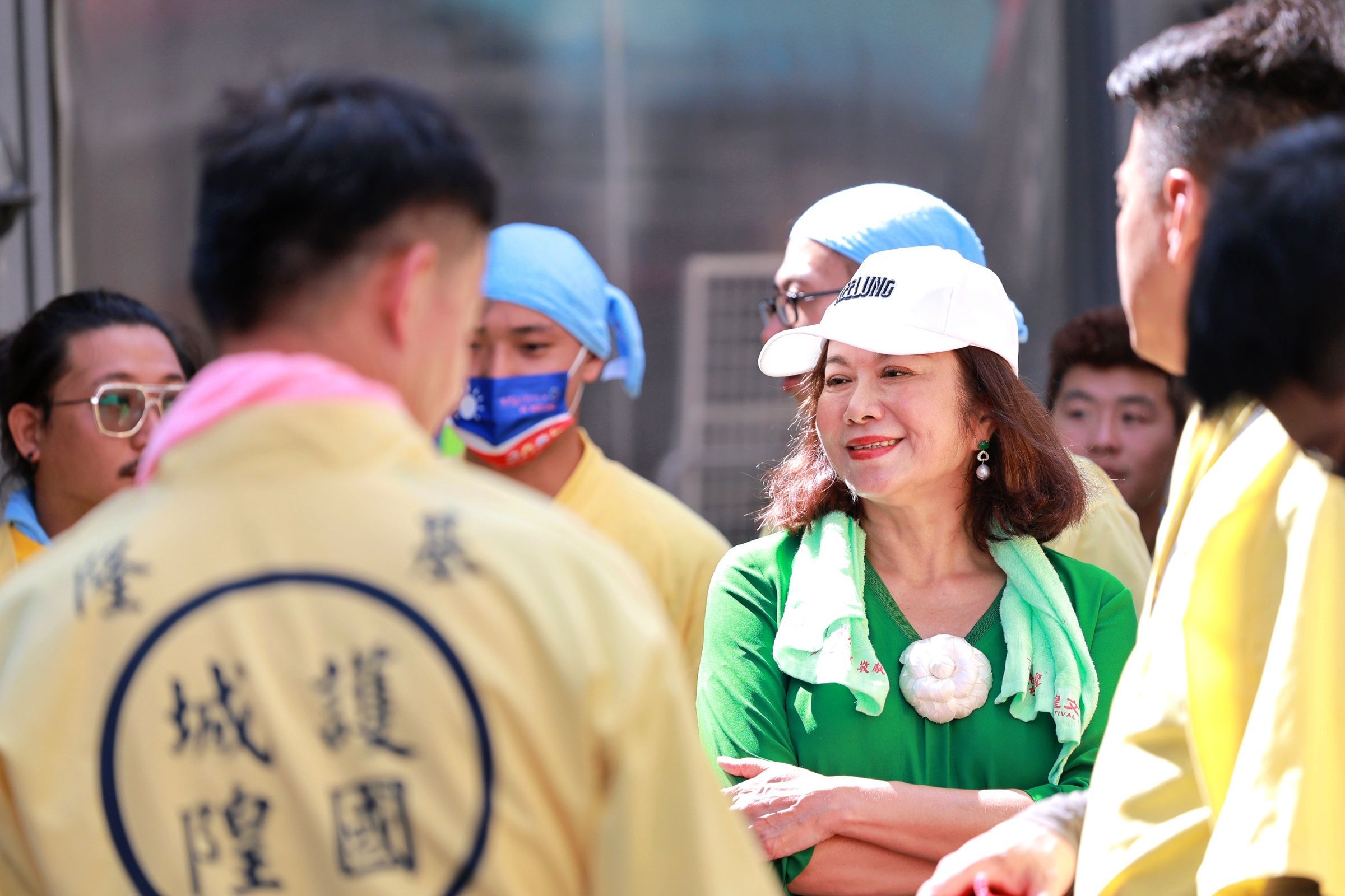 ▲雞籠城隍文化祭日巡遶境祈福 邱佩琳發鹹光餅送平安。(圖/記者郭世賢翻攝)