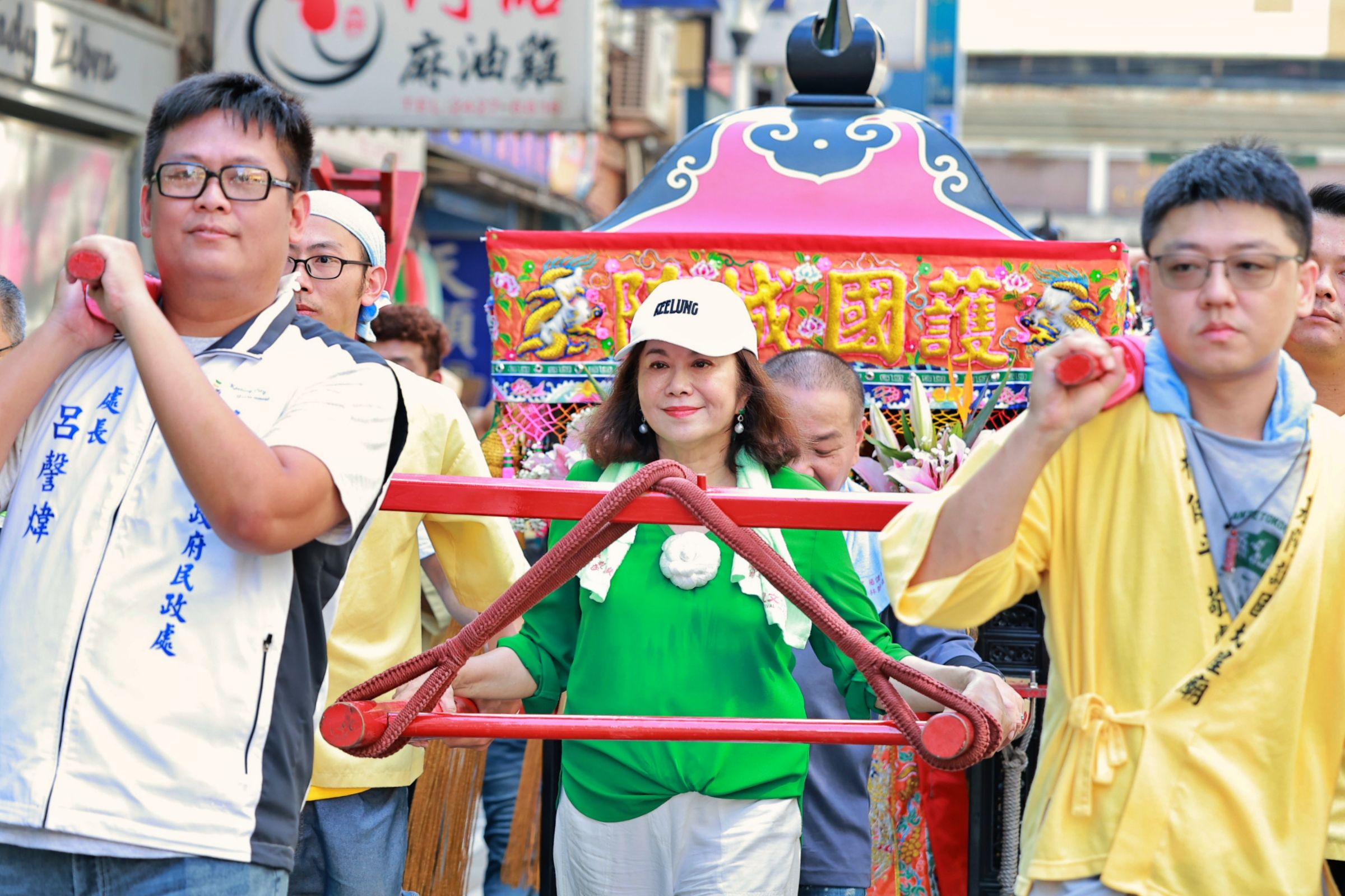 ▲雞籠城隍文化祭日巡遶境祈福 邱佩琳發鹹光餅送平安。(圖/記者郭世賢翻攝)